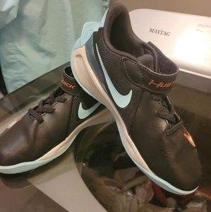 NIKE Team Hustle Quick